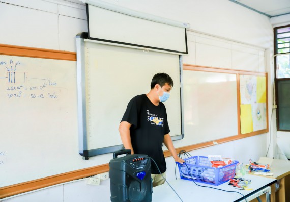 ภาพกิจกรรม   คณะวิทยาศาสตร์และเทคโนโลยี จัดค่ายวิทยาศาสตร์สัญจรโรงเรียนคลองขลุงราษฎร์รังสรรค์