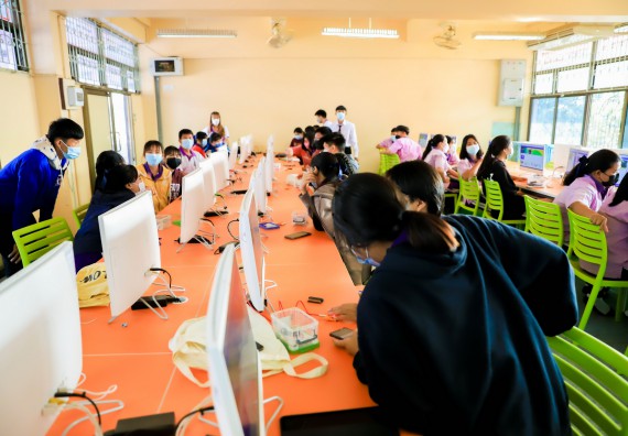 ภาพกิจกรรม   คณะวิทยาศาสตร์และเทคโนโลยี จัดค่ายวิทยาศาสตร์สัญจรโรงเรียนคลองขลุงราษฎร์รังสรรค์