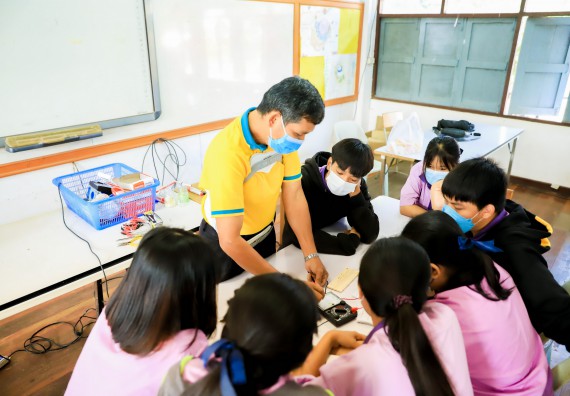 ภาพกิจกรรม   คณะวิทยาศาสตร์และเทคโนโลยี จัดค่ายวิทยาศาสตร์สัญจรโรงเรียนคลองขลุงราษฎร์รังสรรค์