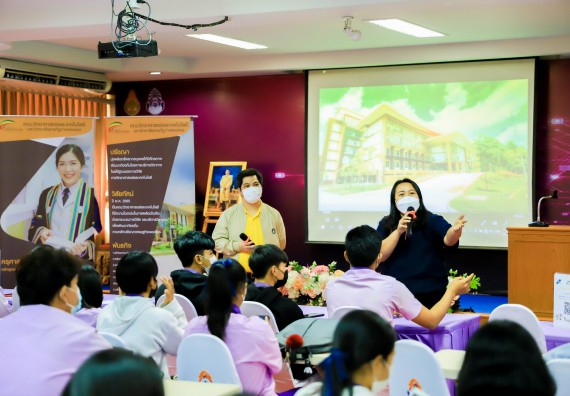 ภาพกิจกรรม   คณะวิทยาศาสตร์และเทคโนโลยี จัดค่ายวิทยาศาสตร์สัญจรโรงเรียนคลองขลุงราษฎร์รังสรรค์
