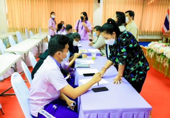 ภาพกิจกรรม   คณะวิทยาศาสตร์และเทคโนโลยี จัดค่ายวิทยาศาสตร์สัญจรโรงเรียนคลองขลุงราษฎร์รังสรรค์