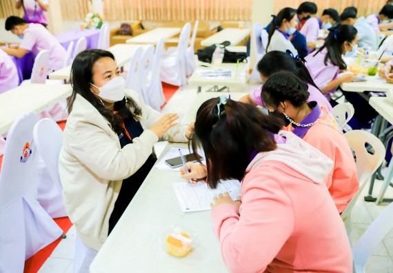 ภาพกิจกรรม   คณะวิทยาศาสตร์และเทคโนโลยี จัดค่ายวิทยาศาสตร์สัญจรโรงเรียนคลองขลุงราษฎร์รังสรรค์