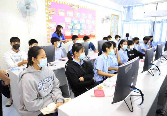 ภาพกิจกรรม  คณะวิทยาศาสตร์และเทคโนโลยี จัดค่ายวิทยาศาสตร์สัญจรโรงเรียนมัธยมพัชรกิติยาภา 2 กำแพงเพชร