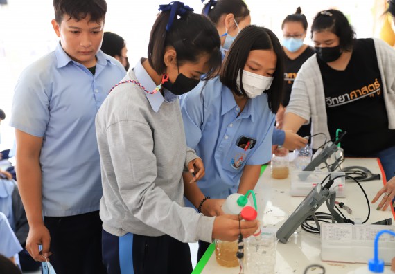 ภาพกิจกรรม  คณะวิทยาศาสตร์และเทคโนโลยี จัดค่ายวิทยาศาสตร์สัญจรโรงเรียนมัธยมพัชรกิติยาภา 2 กำแพงเพชร