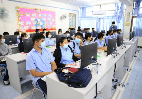 ภาพกิจกรรม  คณะวิทยาศาสตร์และเทคโนโลยี จัดค่ายวิทยาศาสตร์สัญจรโรงเรียนมัธยมพัชรกิติยาภา 2 กำแพงเพชร