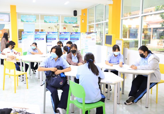 ภาพกิจกรรม  คณะวิทยาศาสตร์และเทคโนโลยี จัดค่ายวิทยาศาสตร์สัญจรโรงเรียนมัธยมพัชรกิติยาภา 2 กำแพงเพชร