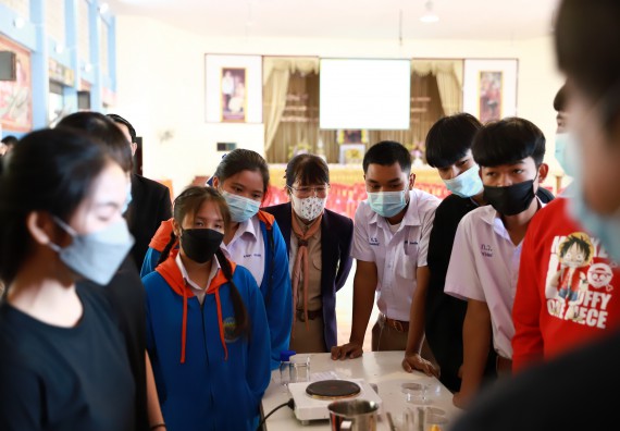 ภาพกิจกรรม  คณะวิทยาศาสตร์และเทคโนโลยี จัดค่ายวิทยาศาสตร์สัญจรโรงเรียนโกสัมพีวิทยา