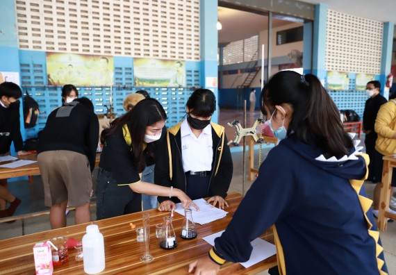 ภาพกิจกรรม  คณะวิทยาศาสตร์และเทคโนโลยี จัดค่ายวิทยาศาสตร์สัญจรโรงเรียนโกสัมพีวิทยา