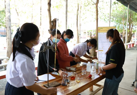 ภาพกิจกรรม  คณะวิทยาศาสตร์และเทคโนโลยี จัดค่ายวิทยาศาสตร์สัญจรโรงเรียนโกสัมพีวิทยา