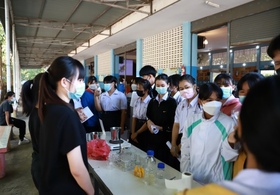 ภาพกิจกรรม  คณะวิทยาศาสตร์และเทคโนโลยี จัดค่ายวิทยาศาสตร์สัญจรโรงเรียนโกสัมพีวิทยา