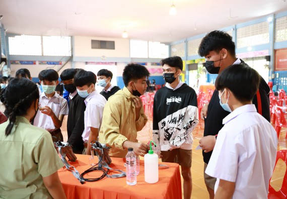 ภาพกิจกรรม  คณะวิทยาศาสตร์และเทคโนโลยี จัดค่ายวิทยาศาสตร์สัญจรโรงเรียนโกสัมพีวิทยา