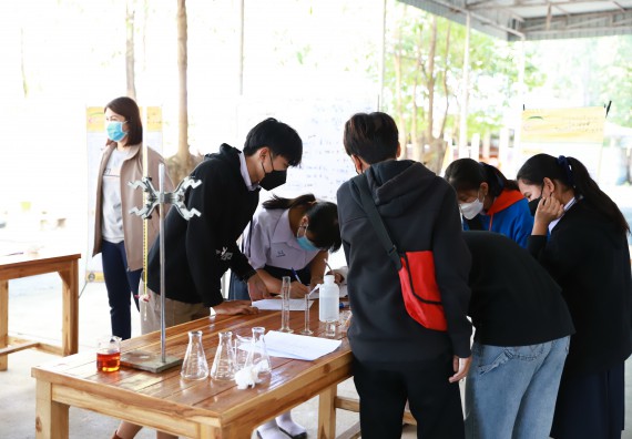 ภาพกิจกรรม  คณะวิทยาศาสตร์และเทคโนโลยี จัดค่ายวิทยาศาสตร์สัญจรโรงเรียนโกสัมพีวิทยา