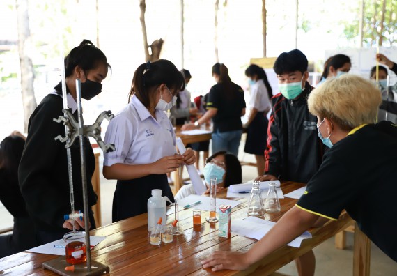 ภาพกิจกรรม  คณะวิทยาศาสตร์และเทคโนโลยี จัดค่ายวิทยาศาสตร์สัญจรโรงเรียนโกสัมพีวิทยา