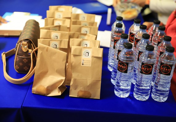 ภาพกิจกรรม   คณะวิทยาศาสตร์และเทคโนโลยี จัดกิจกรรมถ่ายทอดสดเผยแพร่ประชาสัมพันธ์ภาพลักษณ์ของหลักสูตร และถ่ายทอดองค์ความรู้ของคณะวิทยาศาสตร์และเทคโนโลยีแก่ชุมชน