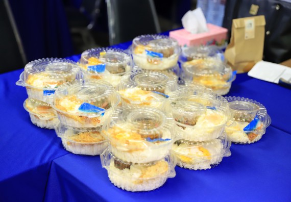 ภาพกิจกรรม   คณะวิทยาศาสตร์และเทคโนโลยี จัดกิจกรรมถ่ายทอดสดเผยแพร่ประชาสัมพันธ์ภาพลักษณ์ของหลักสูตร และถ่ายทอดองค์ความรู้ของคณะวิทยาศาสตร์และเทคโนโลยีแก่ชุมชน