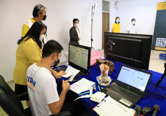 ภาพกิจกรรม   คณะวิทยาศาสตร์และเทคโนโลยี จัดกิจกรรมถ่ายทอดสดเผยแพร่ประชาสัมพันธ์ภาพลักษณ์ของหลักสูตร และถ่ายทอดองค์ความรู้ของคณะวิทยาศาสตร์และเทคโนโลยีแก่ชุมชน