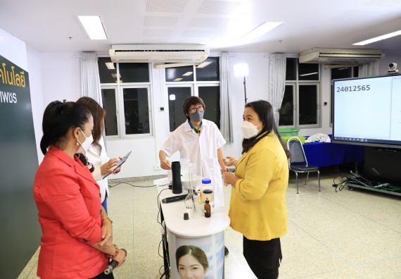 ภาพกิจกรรม   คณะวิทยาศาสตร์และเทคโนโลยี จัดกิจกรรมถ่ายทอดสดเผยแพร่ประชาสัมพันธ์ภาพลักษณ์ของหลักสูตร และถ่ายทอดองค์ความรู้ของคณะวิทยาศาสตร์และเทคโนโลยีแก่ชุมชน