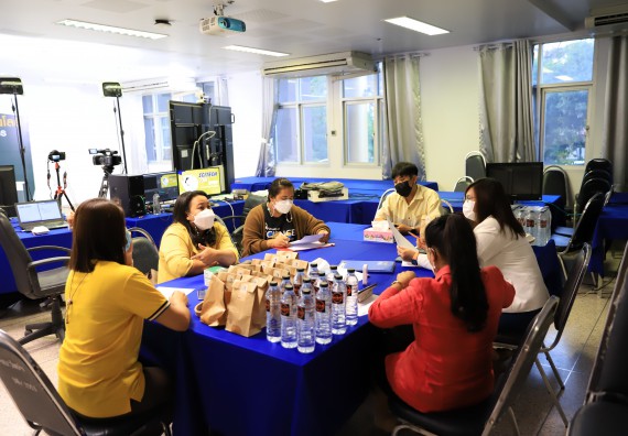 ภาพกิจกรรม   คณะวิทยาศาสตร์และเทคโนโลยี จัดกิจกรรมถ่ายทอดสดเผยแพร่ประชาสัมพันธ์ภาพลักษณ์ของหลักสูตร และถ่ายทอดองค์ความรู้ของคณะวิทยาศาสตร์และเทคโนโลยีแก่ชุมชน