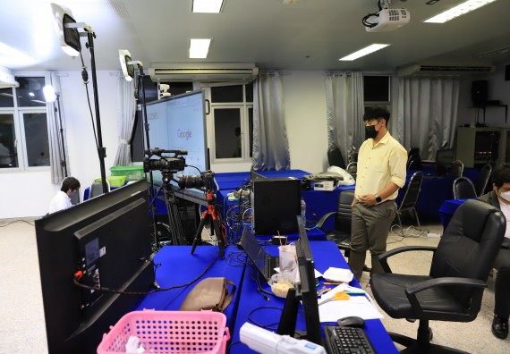 ภาพกิจกรรม   คณะวิทยาศาสตร์และเทคโนโลยี จัดกิจกรรมถ่ายทอดสดเผยแพร่ประชาสัมพันธ์ภาพลักษณ์ของหลักสูตร และถ่ายทอดองค์ความรู้ของคณะวิทยาศาสตร์และเทคโนโลยีแก่ชุมชน