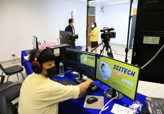 ภาพกิจกรรม   คณะวิทยาศาสตร์และเทคโนโลยี จัดกิจกรรมถ่ายทอดสดเผยแพร่ประชาสัมพันธ์ภาพลักษณ์ของหลักสูตร และถ่ายทอดองค์ความรู้ของคณะวิทยาศาสตร์และเทคโนโลยีแก่ชุมชน