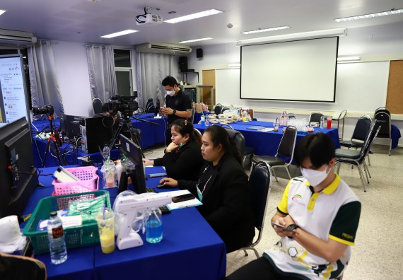 ภาพกิจกรรม   คณะวิทยาศาสตร์และเทคโนโลยี จัดกิจกรรมถ่ายทอดสดเผยแพร่ประชาสัมพันธ์ภาพลักษณ์ของหลักสูตร และถ่ายทอดองค์ความรู้ของคณะวิทยาศาสตร์และเทคโนโลยีแก่ชุมชน