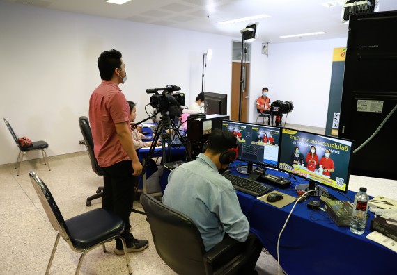 ภาพกิจกรรม   คณะวิทยาศาสตร์และเทคโนโลยี จัดกิจกรรมถ่ายทอดสดเผยแพร่ประชาสัมพันธ์ภาพลักษณ์ของหลักสูตร และถ่ายทอดองค์ความรู้ของคณะวิทยาศาสตร์และเทคโนโลยีแก่ชุมชน