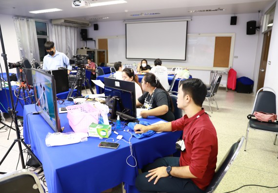 ภาพกิจกรรม   คณะวิทยาศาสตร์และเทคโนโลยี จัดกิจกรรมถ่ายทอดสดเผยแพร่ประชาสัมพันธ์ภาพลักษณ์ของหลักสูตร และถ่ายทอดองค์ความรู้ของคณะวิทยาศาสตร์และเทคโนโลยีแก่ชุมชน