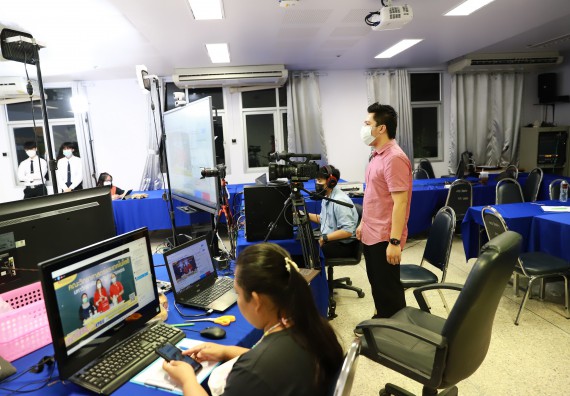 ภาพกิจกรรม   คณะวิทยาศาสตร์และเทคโนโลยี จัดกิจกรรมถ่ายทอดสดเผยแพร่ประชาสัมพันธ์ภาพลักษณ์ของหลักสูตร และถ่ายทอดองค์ความรู้ของคณะวิทยาศาสตร์และเทคโนโลยีแก่ชุมชน