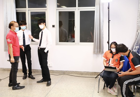 ภาพกิจกรรม   คณะวิทยาศาสตร์และเทคโนโลยี จัดกิจกรรมถ่ายทอดสดเผยแพร่ประชาสัมพันธ์ภาพลักษณ์ของหลักสูตร และถ่ายทอดองค์ความรู้ของคณะวิทยาศาสตร์และเทคโนโลยีแก่ชุมชน