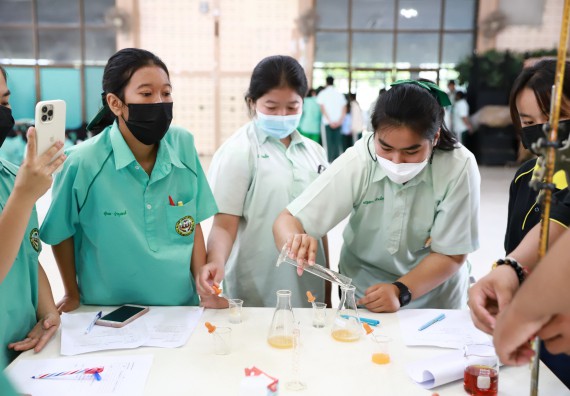 ภาพกิจกรรม  คณะวิทยาศาสตร์และเทคโนโลยี จัดค่ายวิทยาศาสตร์สัญจรโรงเรียนลานกระบือวิทยา