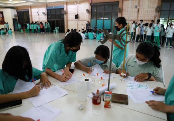 ภาพกิจกรรม  คณะวิทยาศาสตร์และเทคโนโลยี จัดค่ายวิทยาศาสตร์สัญจรโรงเรียนลานกระบือวิทยา