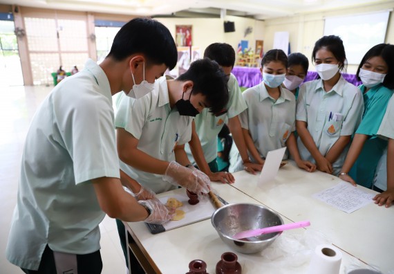 ภาพกิจกรรม  คณะวิทยาศาสตร์และเทคโนโลยี จัดค่ายวิทยาศาสตร์สัญจรโรงเรียนลานกระบือวิทยา