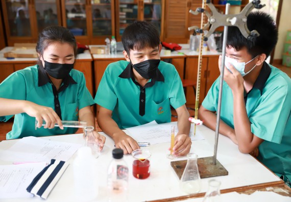 ภาพกิจกรรม  คณะวิทยาศาสตร์และเทคโนโลยี จัดค่ายวิทยาศาสตร์สัญจรโรงเรียนปางมะค่าวิทยาคม