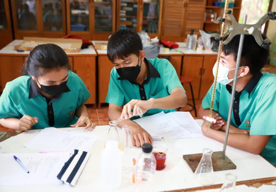 ภาพกิจกรรม  คณะวิทยาศาสตร์และเทคโนโลยี จัดค่ายวิทยาศาสตร์สัญจรโรงเรียนปางมะค่าวิทยาคม