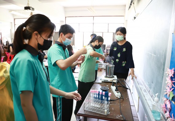 ภาพกิจกรรม  คณะวิทยาศาสตร์และเทคโนโลยี จัดค่ายวิทยาศาสตร์สัญจรโรงเรียนปางมะค่าวิทยาคม