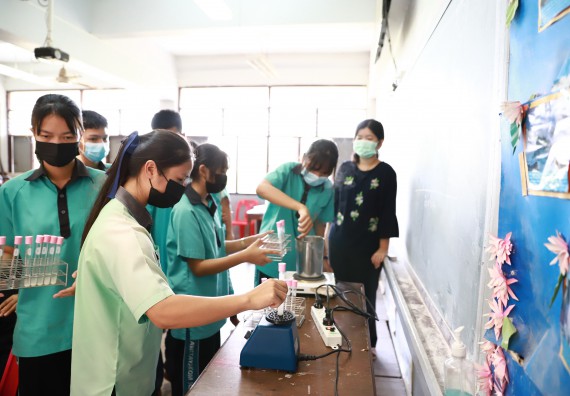 ภาพกิจกรรม  คณะวิทยาศาสตร์และเทคโนโลยี จัดค่ายวิทยาศาสตร์สัญจรโรงเรียนปางมะค่าวิทยาคม