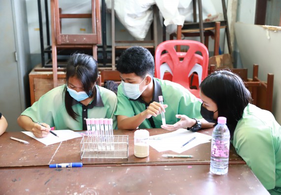 ภาพกิจกรรม  คณะวิทยาศาสตร์และเทคโนโลยี จัดค่ายวิทยาศาสตร์สัญจรโรงเรียนปางมะค่าวิทยาคม