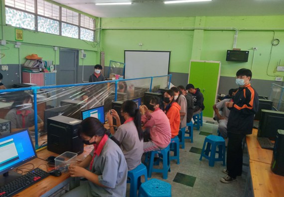 ภาพกิจกรรรม  โปรแกรมวิชาวิทยาการคอมพิวเตอร์และเทคโนโลยีสารสนเทศ จัดโครงการอบรม IoT พื้นฐานด้วยบอร์ด Arduino Uno