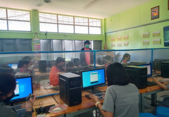 ภาพกิจกรรรม  โปรแกรมวิชาวิทยาการคอมพิวเตอร์และเทคโนโลยีสารสนเทศ จัดโครงการอบรม IoT พื้นฐานด้วยบอร์ด Arduino Uno