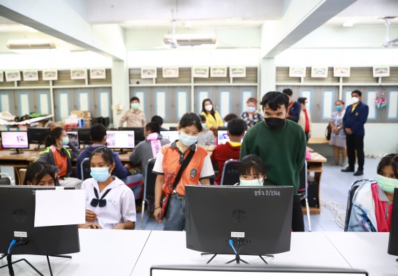 ภาพกิจกรรม  คณะวิทยาศาสตร์และเทคโนโลยี จัดค่ายวิทยาศาสตร์สัญจรโรงเรียนราษฎร์ปรีชาวิทยาคม