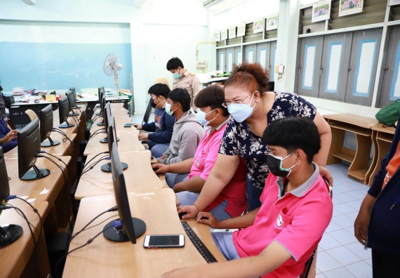 ภาพกิจกรรม  คณะวิทยาศาสตร์และเทคโนโลยี จัดค่ายวิทยาศาสตร์สัญจรโรงเรียนราษฎร์ปรีชาวิทยาคม