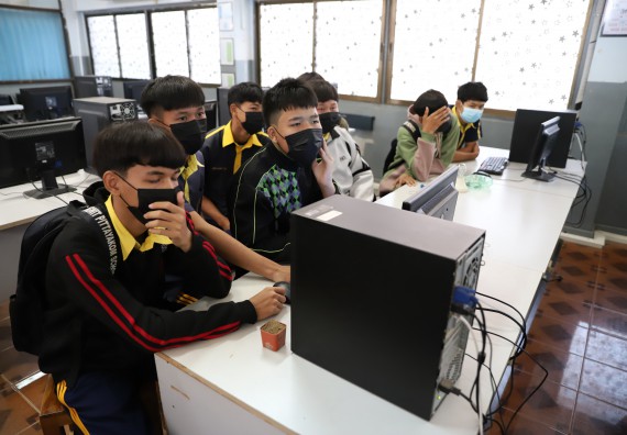 ภาพกิจกรรม  คณะวิทยาศาสตร์และเทคโนโลยี จัดค่ายวิทยาศาสตร์สัญจรโรงเรียนเรืองวิทย์พิทยาคม