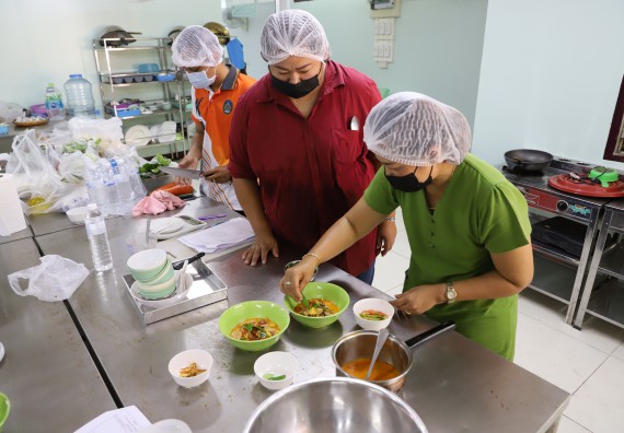 ภาพกิจกรรม  โปรแกรมวิชาวิทยาศาสตร์และเทคโนโลยีการอาหาร จัดอบรมเชิงปฏิบัติการ เรื่อง การสร้างสรรค์เมนูอาหารสุขภาพจากเห็ด