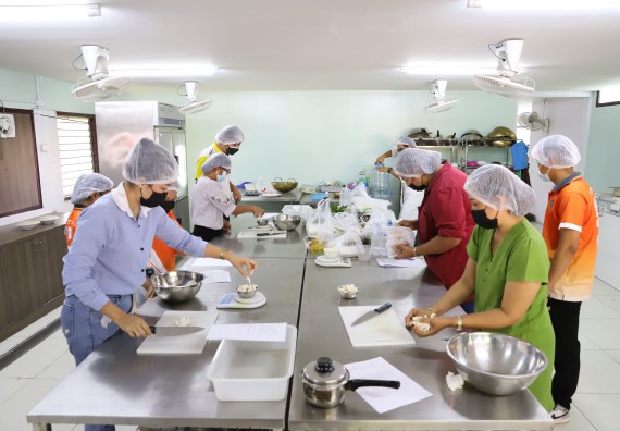 ภาพกิจกรรม  โปรแกรมวิชาวิทยาศาสตร์และเทคโนโลยีการอาหาร จัดอบรมเชิงปฏิบัติการ เรื่อง การสร้างสรรค์เมนูอาหารสุขภาพจากเห็ด