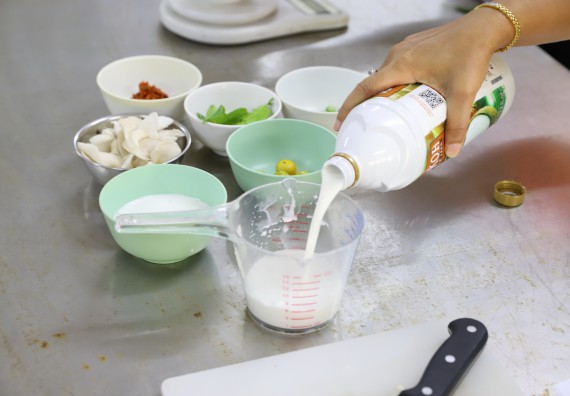 ภาพกิจกรรม  โปรแกรมวิชาวิทยาศาสตร์และเทคโนโลยีการอาหาร จัดอบรมเชิงปฏิบัติการ เรื่อง การสร้างสรรค์เมนูอาหารสุขภาพจากเห็ด