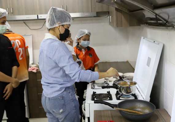 ภาพกิจกรรม  โปรแกรมวิชาวิทยาศาสตร์และเทคโนโลยีการอาหาร จัดอบรมเชิงปฏิบัติการ เรื่อง การสร้างสรรค์เมนูอาหารสุขภาพจากเห็ด