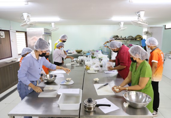 ภาพกิจกรรม  โปรแกรมวิชาวิทยาศาสตร์และเทคโนโลยีการอาหาร จัดอบรมเชิงปฏิบัติการ เรื่อง การสร้างสรรค์เมนูอาหารสุขภาพจากเห็ด