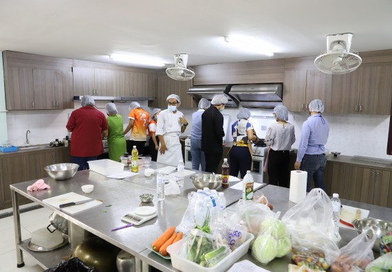 ภาพกิจกรรม  โปรแกรมวิชาวิทยาศาสตร์และเทคโนโลยีการอาหาร จัดอบรมเชิงปฏิบัติการ เรื่อง การสร้างสรรค์เมนูอาหารสุขภาพจากเห็ด