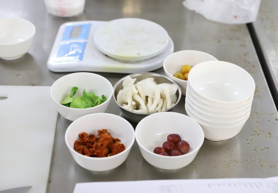 ภาพกิจกรรม  โปรแกรมวิชาวิทยาศาสตร์และเทคโนโลยีการอาหาร จัดอบรมเชิงปฏิบัติการ เรื่อง การสร้างสรรค์เมนูอาหารสุขภาพจากเห็ด