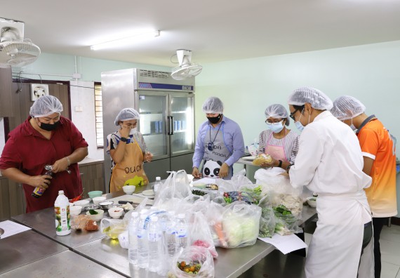 ภาพกิจกรรม  โปรแกรมวิชาวิทยาศาสตร์และเทคโนโลยีการอาหาร จัดอบรมเชิงปฏิบัติการ เรื่อง การสร้างสรรค์เมนูอาหารสุขภาพจากเห็ด